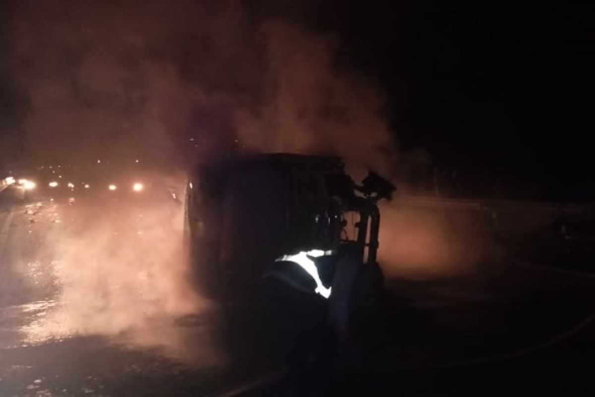 Truk Pertamina terbakar di jalan tol dini hari, tiga orang tewas