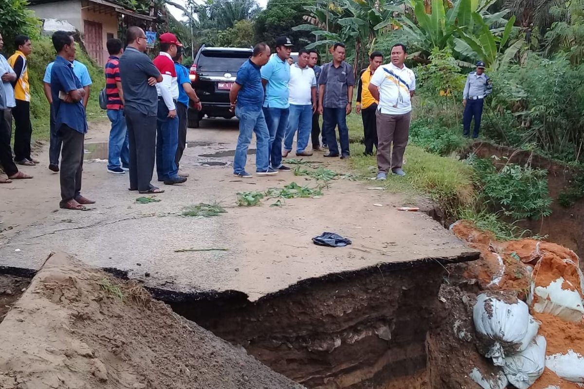 Warga Desa Ulumahuam minta pemda perbaiki jalan ambles