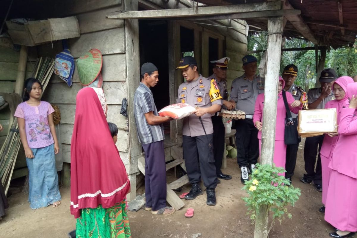 Polres Agam salurkan sembako bagi keluarga kurang mampu