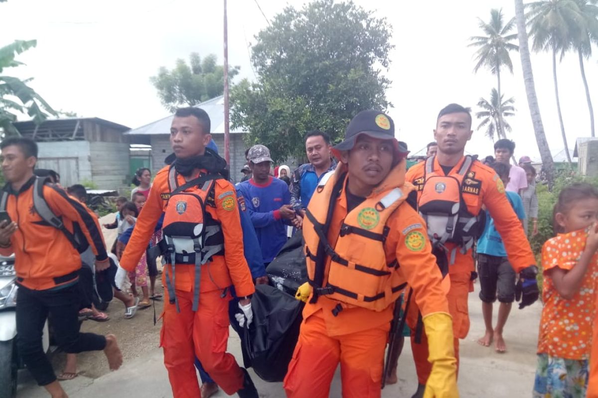 Tim SAR evakuasi jenazah nelayan yang hilang di Perairan Teluk Tomini