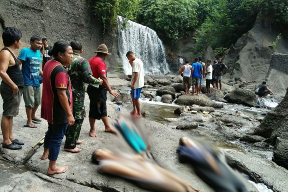 Tiga warga tewas di air terjun Pantai Salak