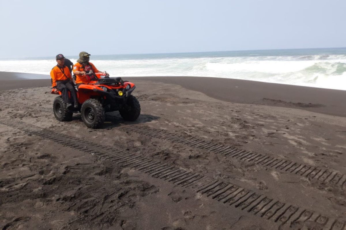 Tim SAR lanjutkan pencarian wisatawan tenggelam di Pantai Baru Bantul