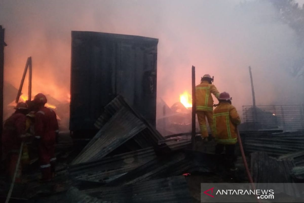 Lapak rongsokan di perbatasan Bogor - Depok terbakar