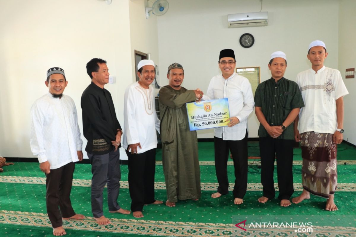 Wawali serahkan bantuan musala