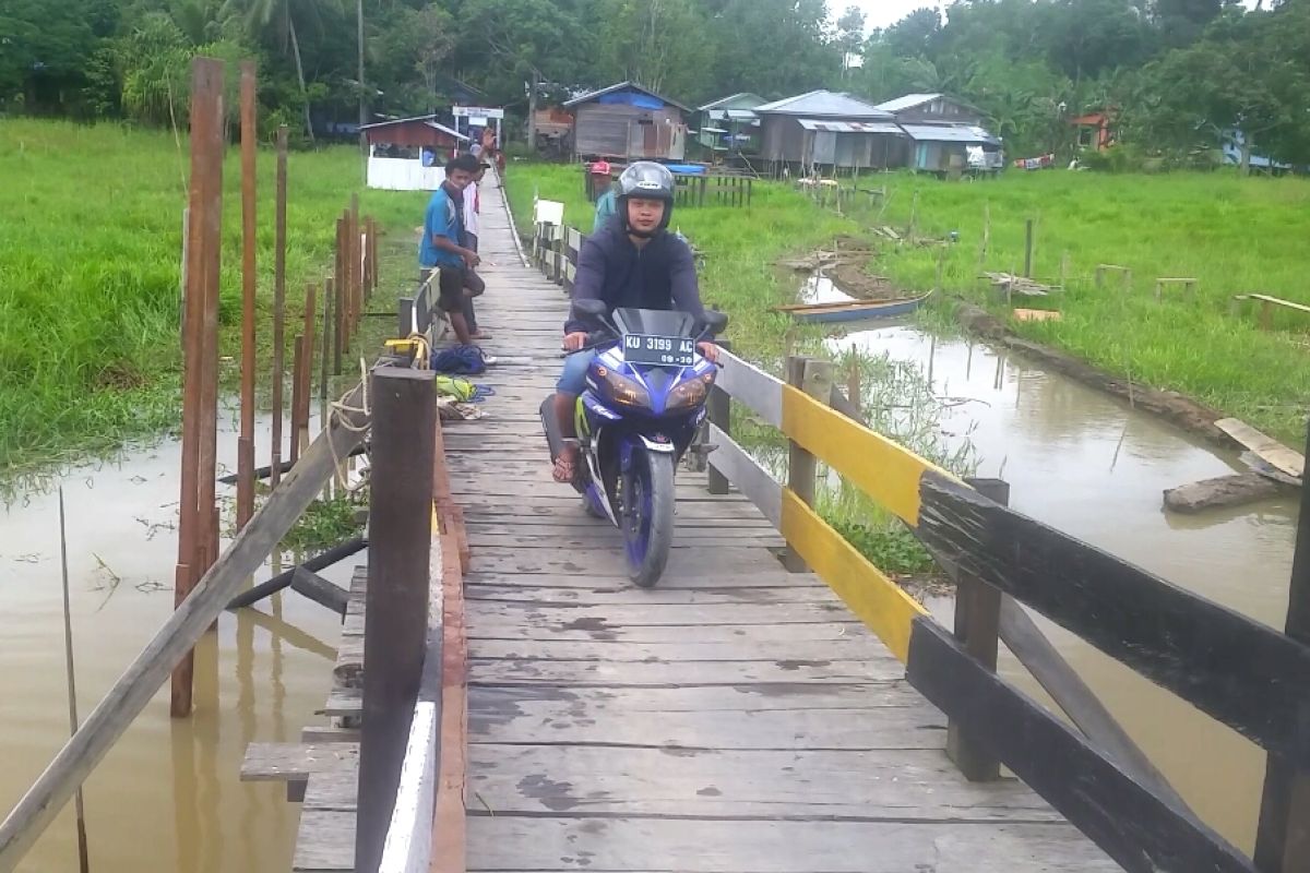 Swadaya Bangun Dua Jalur Jembatan Buluh Perindu