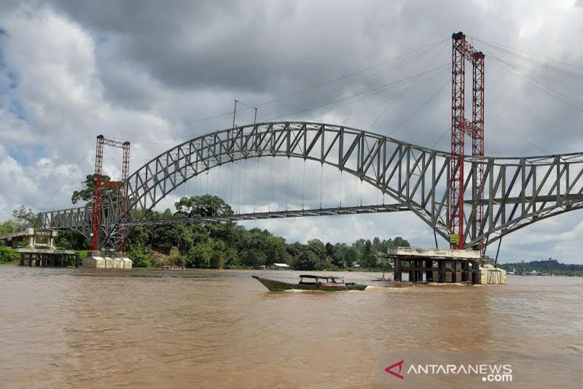 Debit Sungai Barito naik, tongkang dilarang lewat Jembatan Muara Teweh