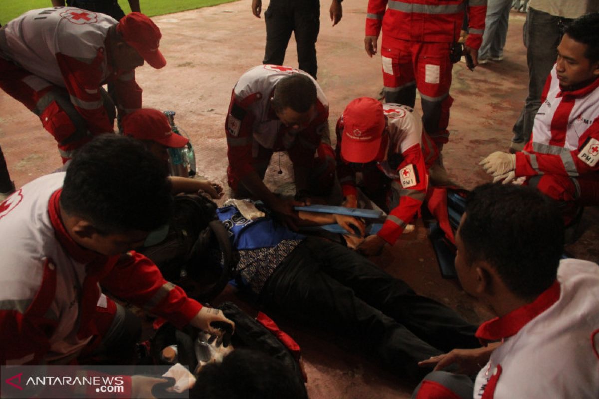 Suporter PSIM terjatuh dan cedera patah tangan