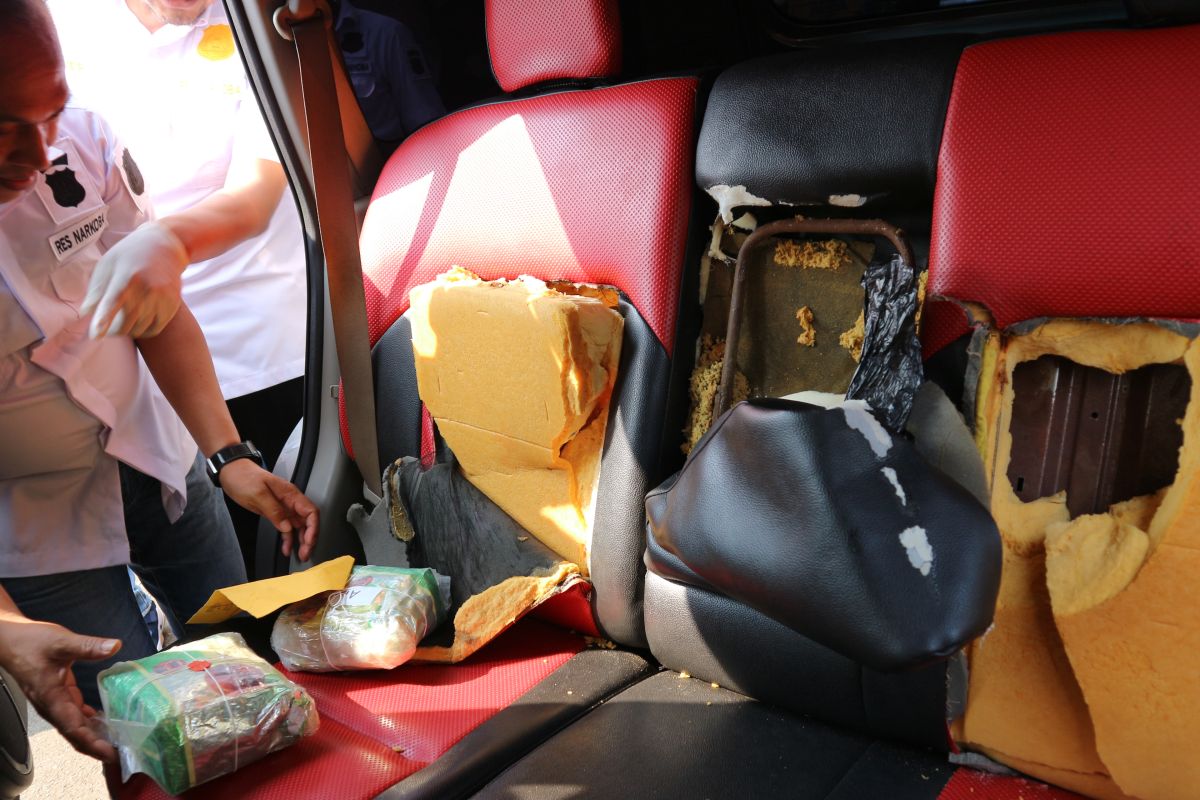 Polisi ungkap 15 kilogram sabu-sabu dalam jok mobil