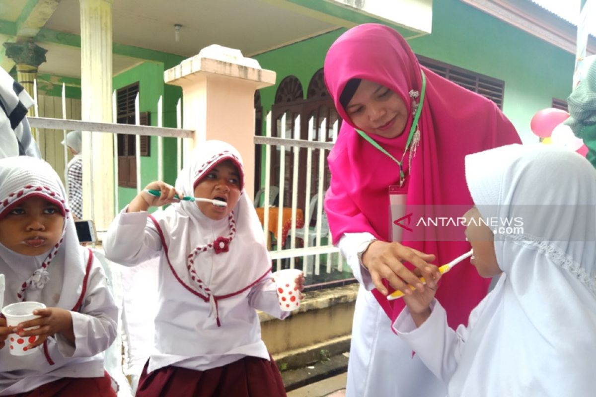 Puluhan anak disabilitas di Aceh Barat ikut sikat gigi  massal