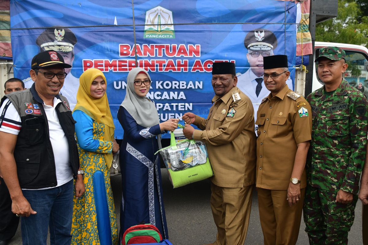 Pemerintah Aceh serahkan bantuan untuk korban puting beliung