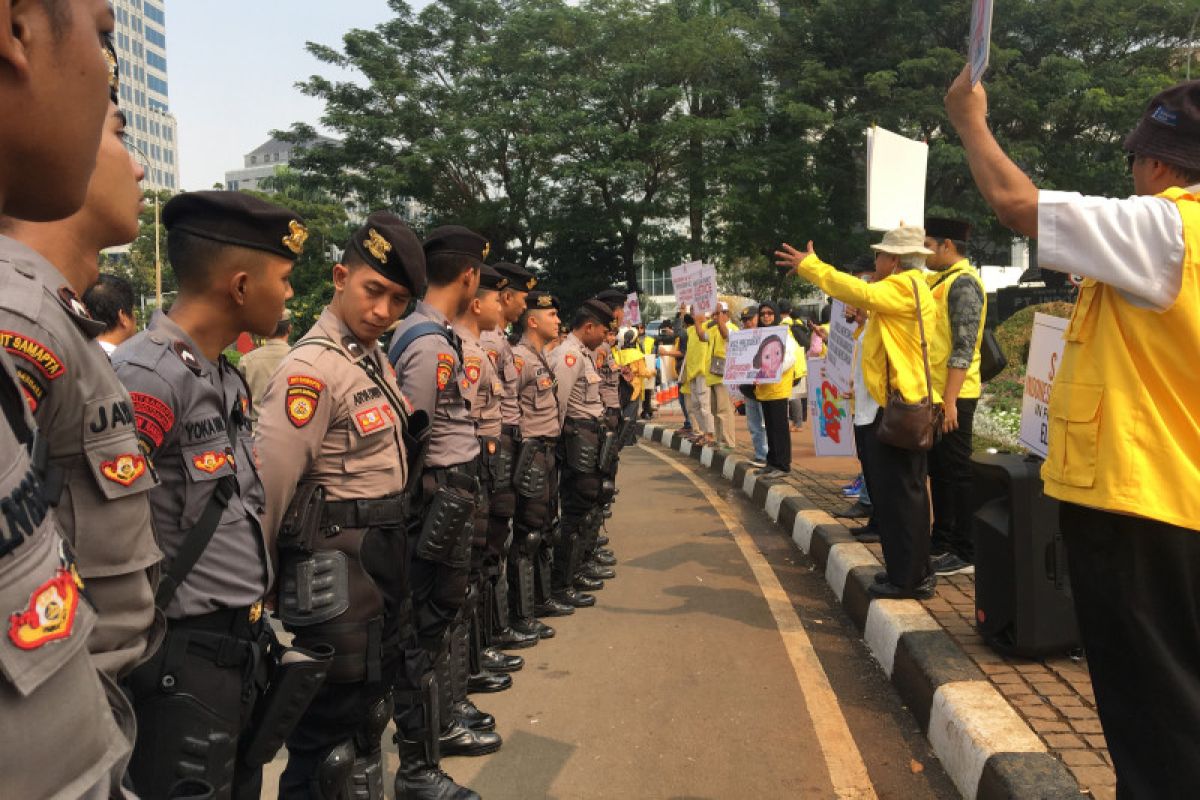 Ondel-ondel dan pemusik Betawi iringi unjuk rasa di Patung Kuda