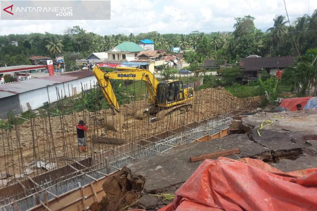 Pengerjaan siring di lokasi longsor Bukit Raya dikebut