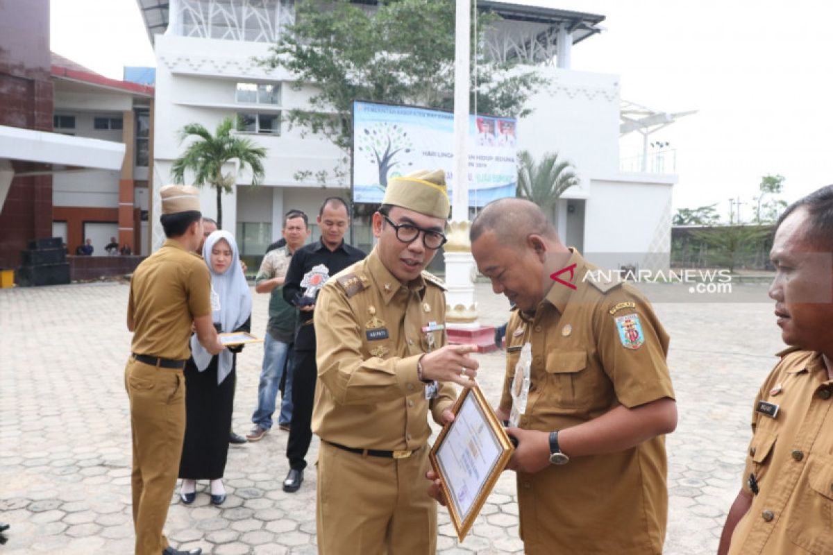 Piala adipura kampung menjadi pelopor kebersihan suatu daerah