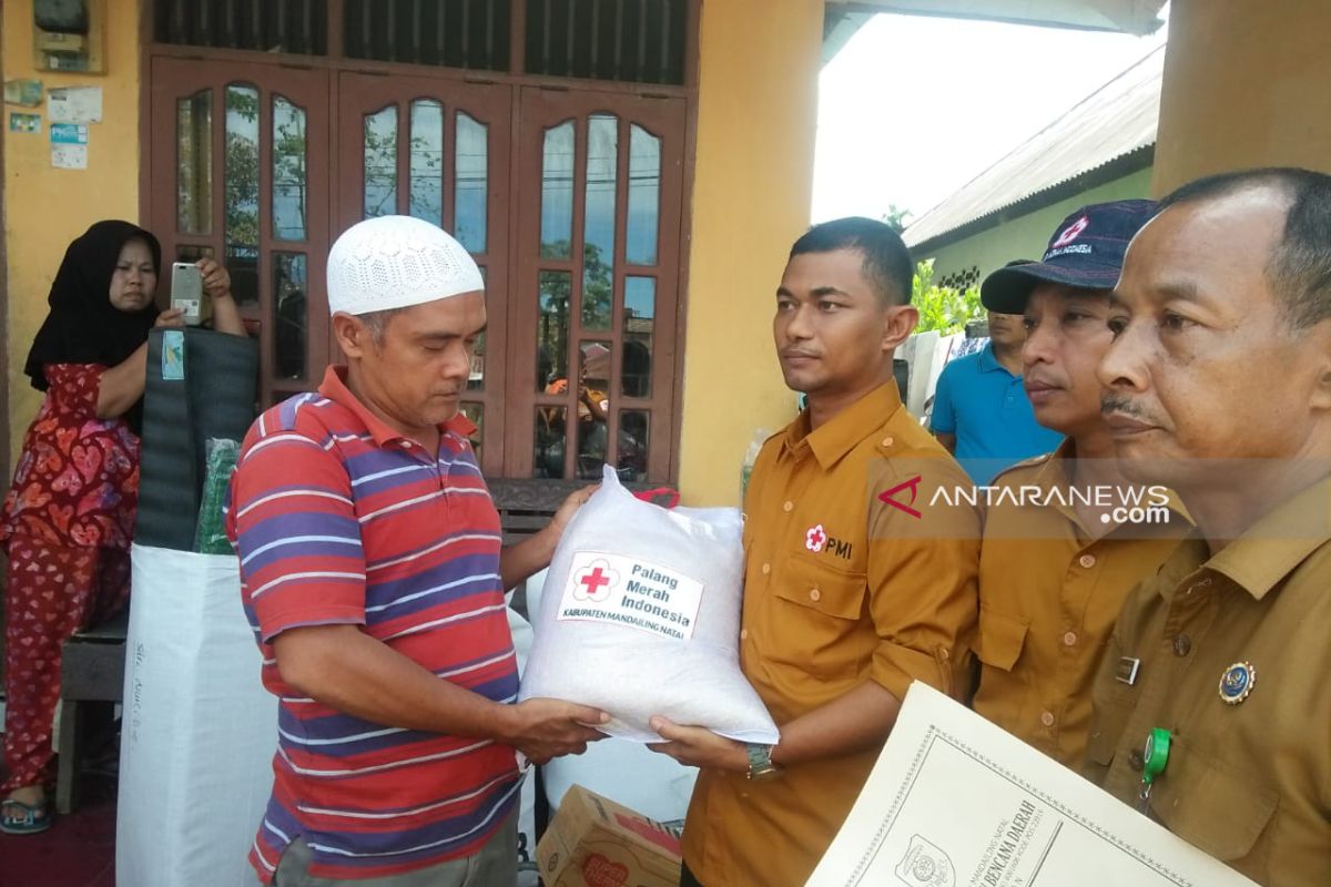 PMI, BPBD dan Dinsos bantu korban kebakaran Sipolu-polu Madina