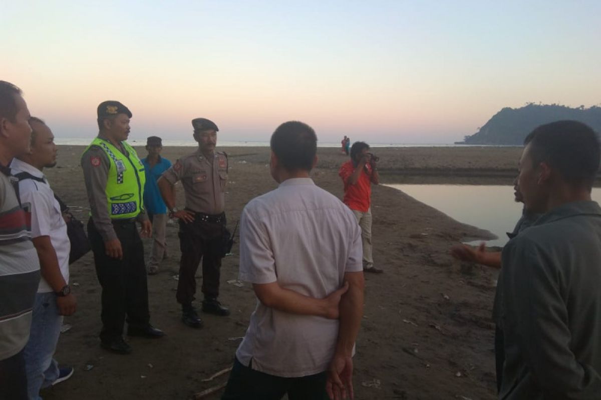 Petugas evakuasi santri tenggelam di muara Pantai Tulungagung