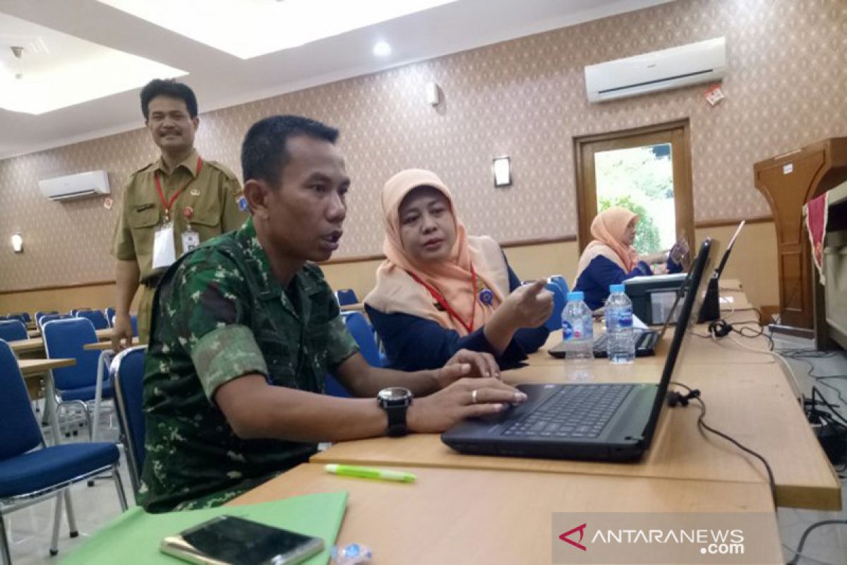 Orang tua CPDB manfaatkan bantuan operator pilih sekolah mandiri