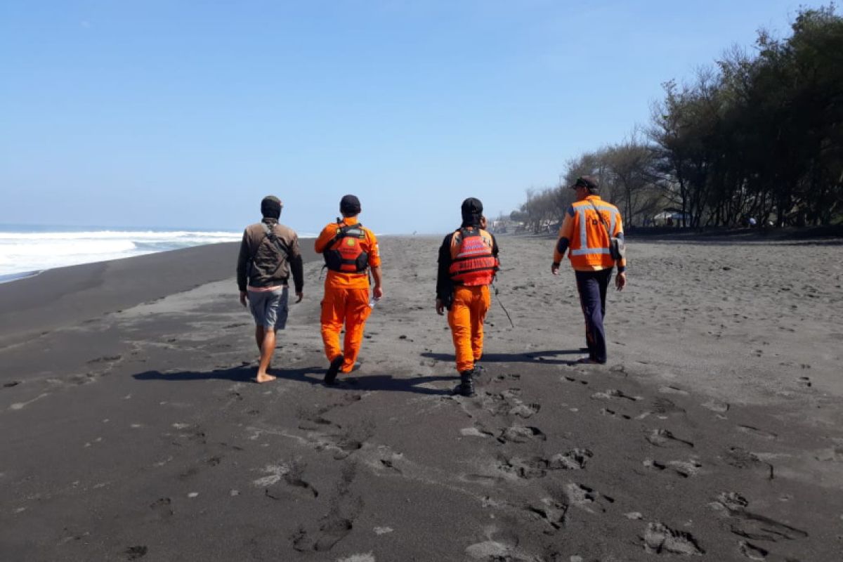 Tim SAR melanjutkan pencarian warga yang terseret ombak pantai di Bantul