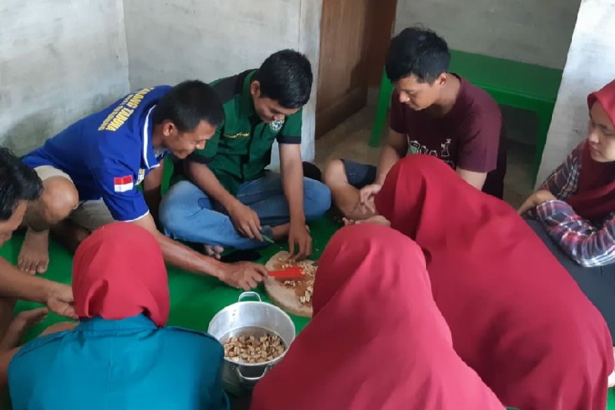 Mahasiswa Unimed olah biji karet jadi tempe dan ilmunya dibagikan kepada masyarakat