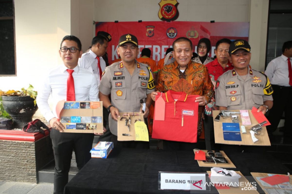 Bogor police arrest 11 armed minimarket robbers