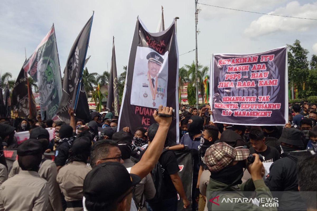 Demo suporter PSPS Pekanbaru di Kantor Gubernur Riau, ini tuntutannya