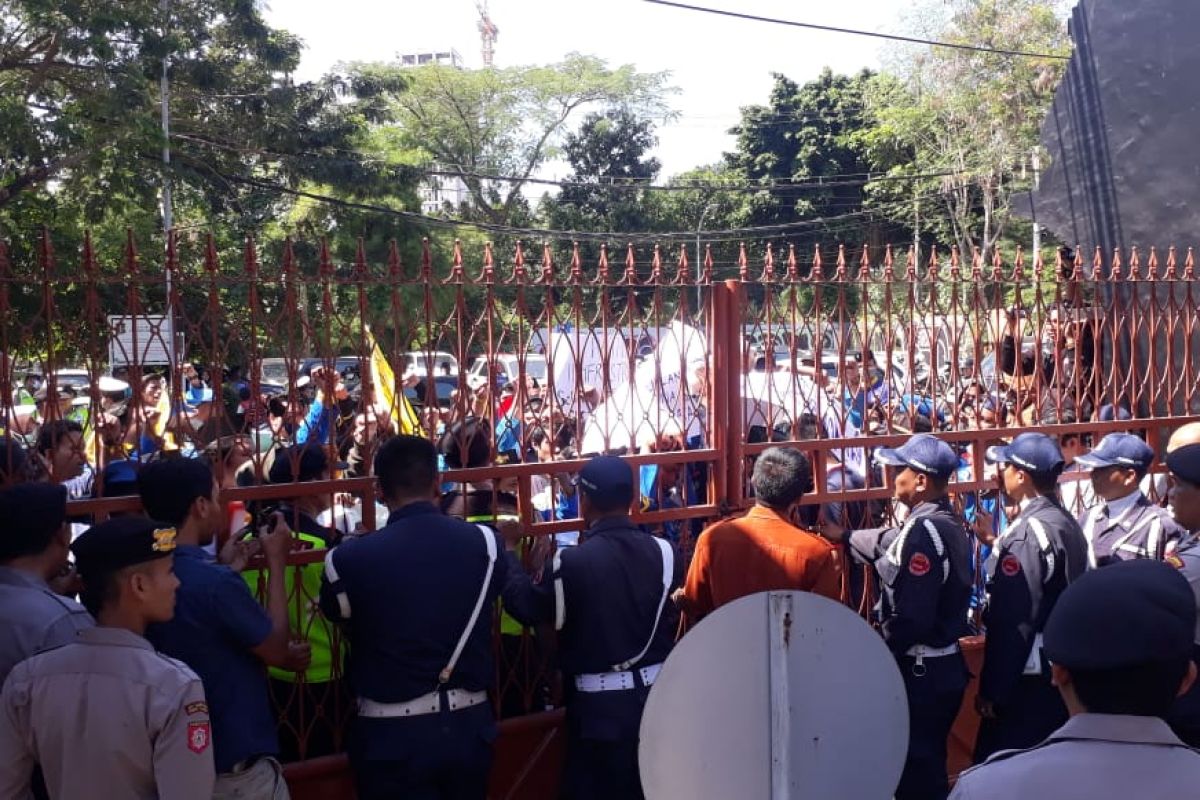 Protes PPDB zonasi, PMII Surabaya gelar aksi damai