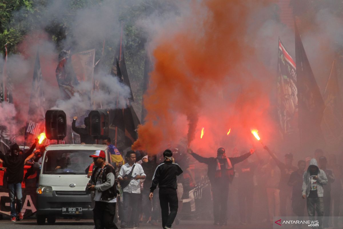 Gubernur Riau diperiksa terkait hinaan dari fans PSPS