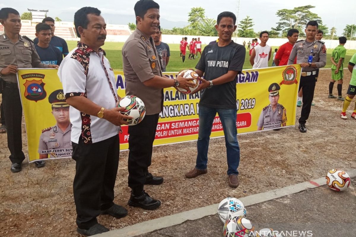 HUT Bhayangkara, Kapolda Sumbar bantu bola kepada enam klub sepak bola di Agam