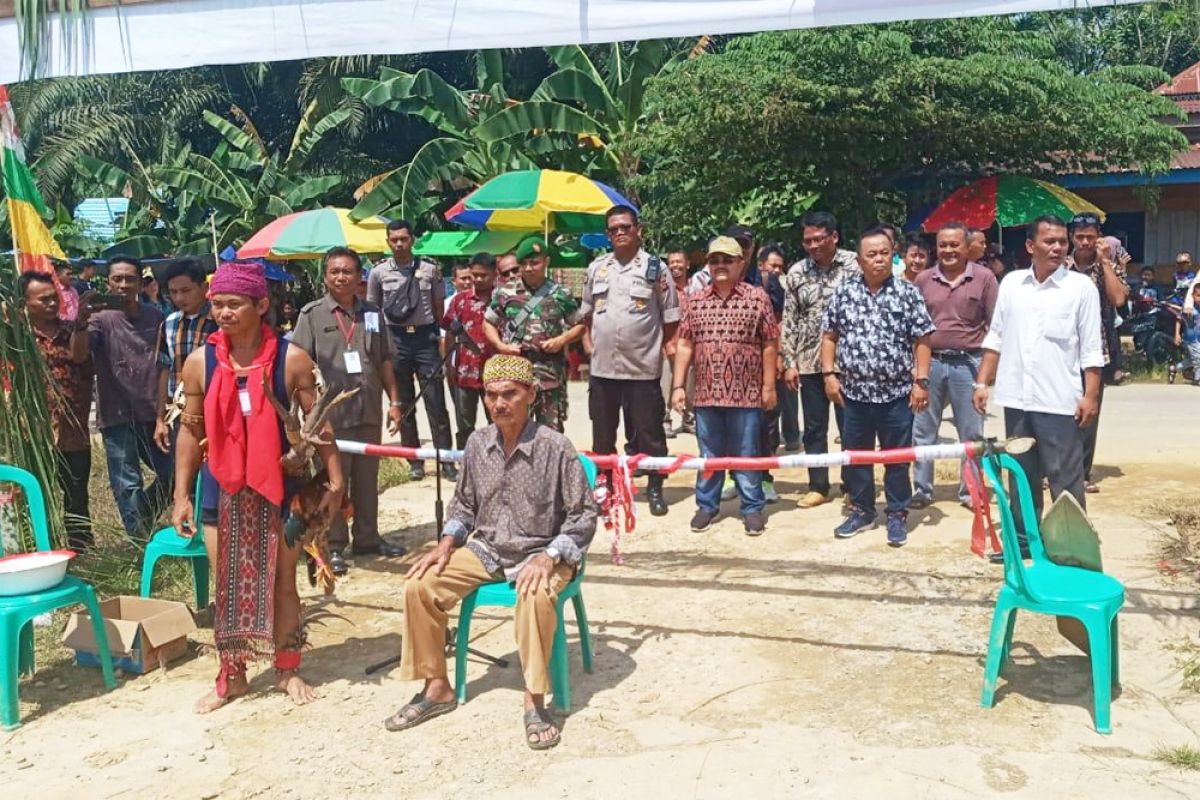 Gawai Adat Dayak Mualang Desa Maboh Permai Kecamatan Belitang dibuka