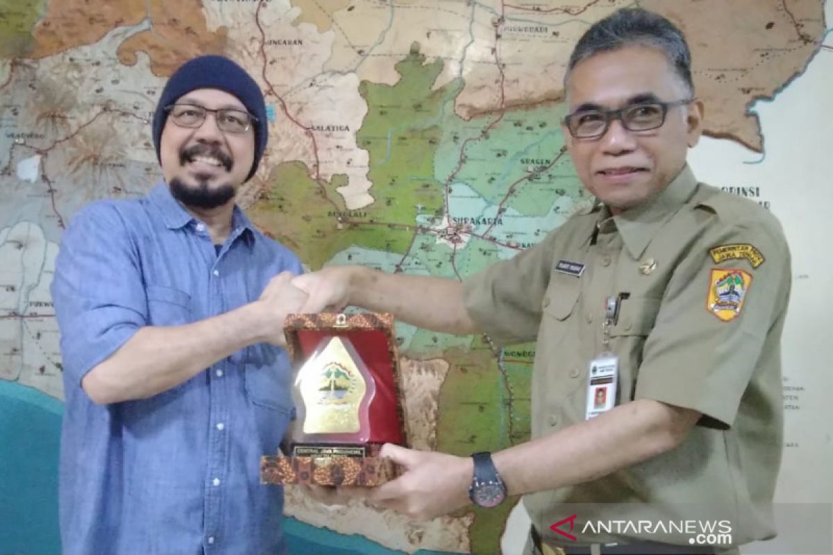 Andy F Noya serahkan bantuan Rp5,2 miliar bantu tangani COVID-19