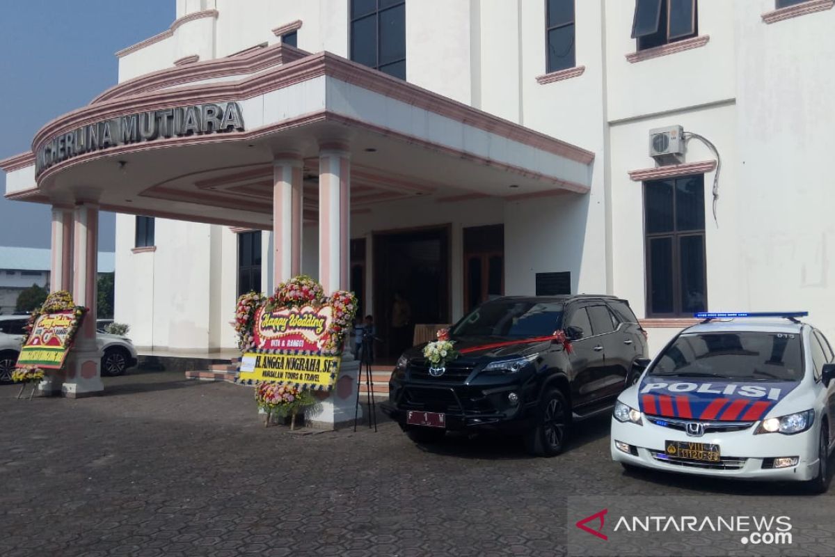 Mobnas bupati ini sepaket kendaraan pengawalnya boleh dipinjam acara pernikahan