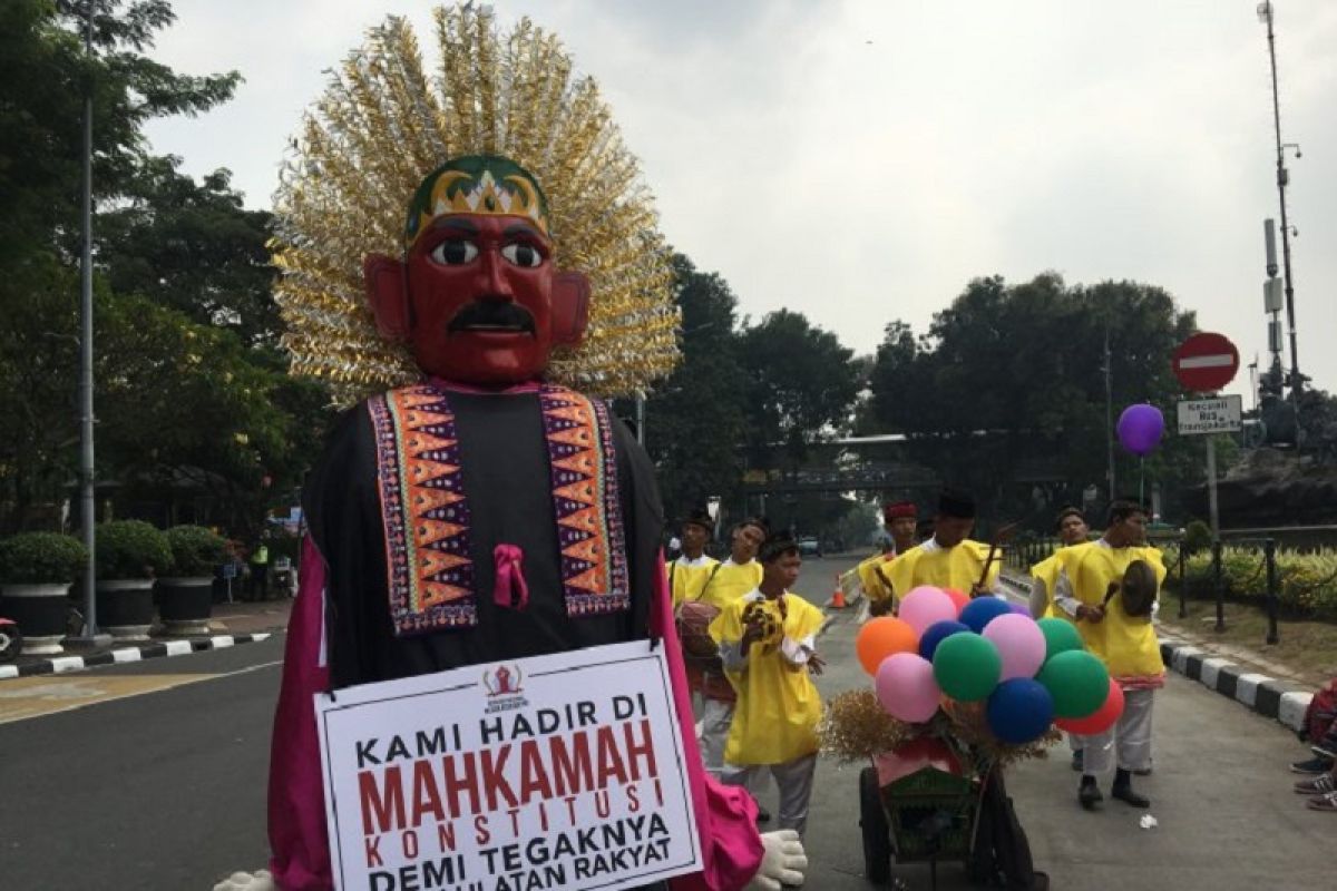 Penampilan Ondel-ondel dan pemusik Betawi iringi unjuk rasa di Patung Kuda