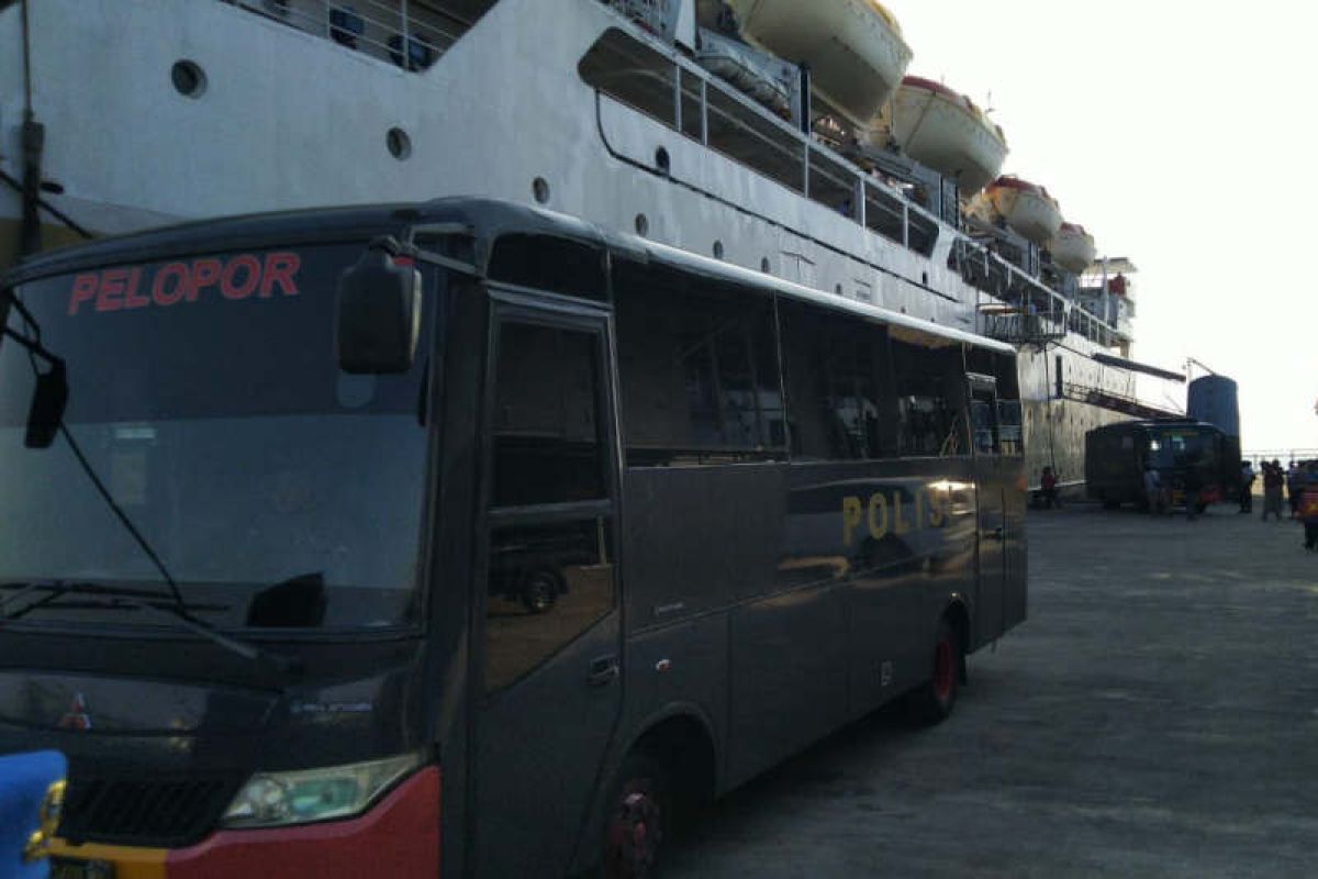 Ke Semarang, rombongan diduga pidana terorisme diangkut kapal