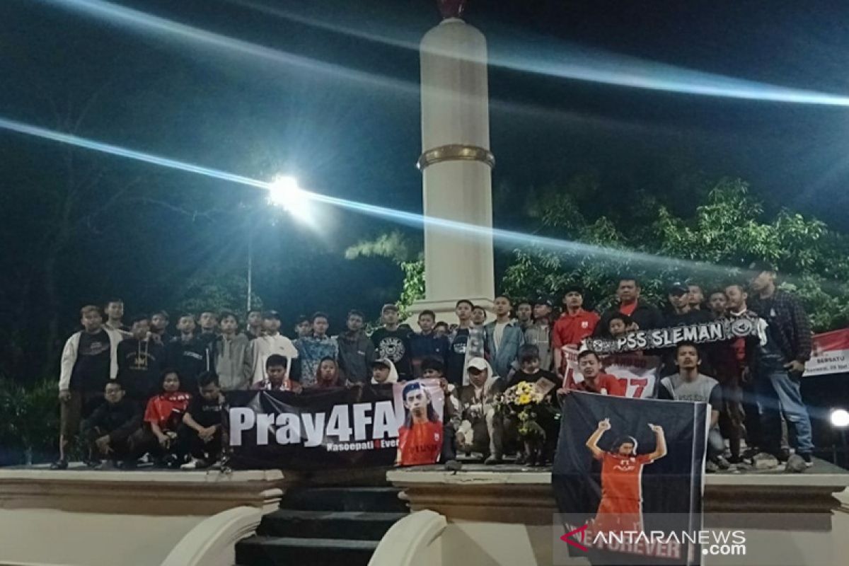 Suporter Pasoepati doa bersama untuk pemain Persis Solo Alm Ferryanto