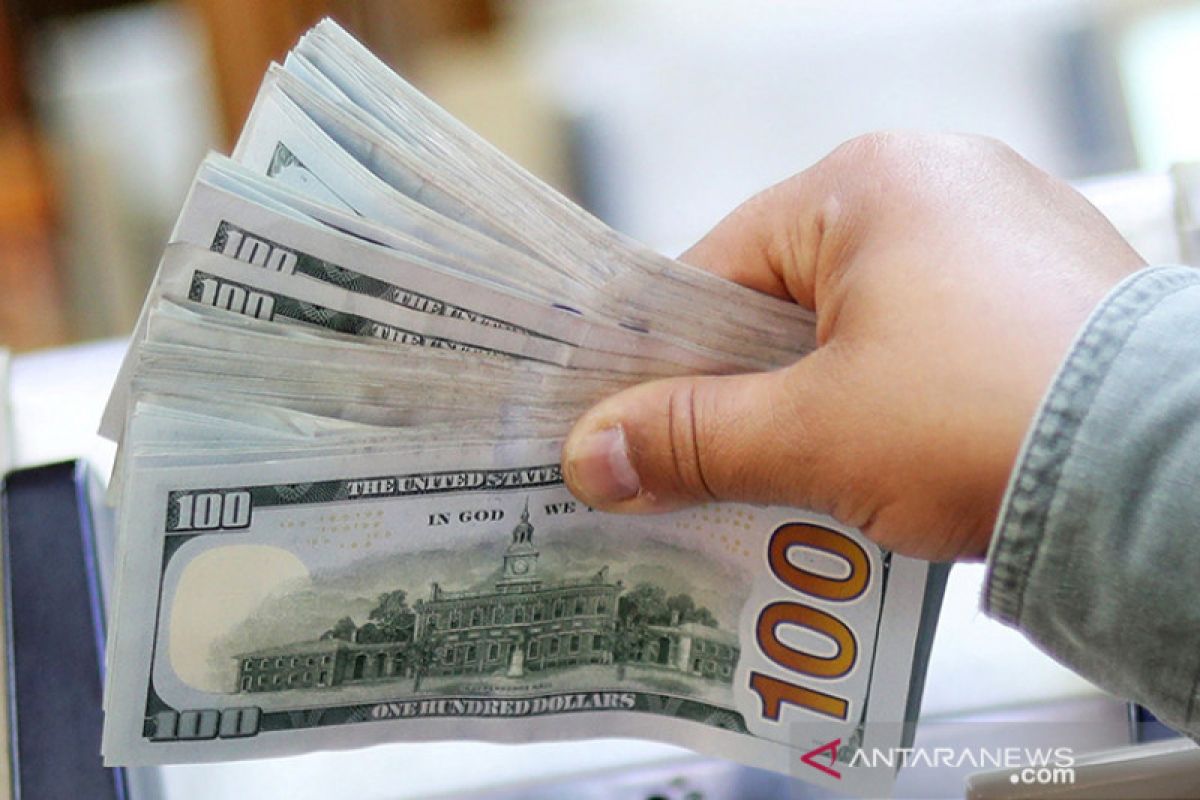 Dolar naik ke puncak 2 dekade, investor buru mata uang aman