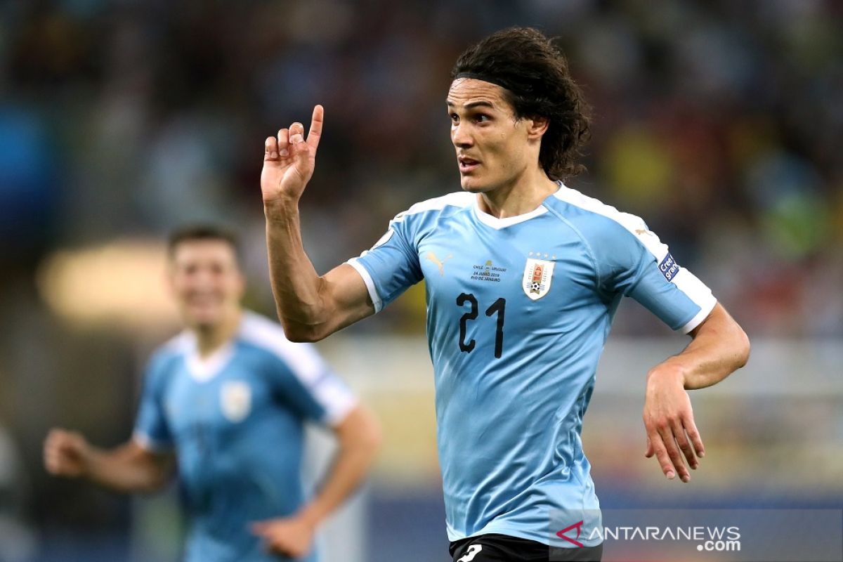 Cavani antar Uruguay tundukkan Chile dan jawarai Grup C