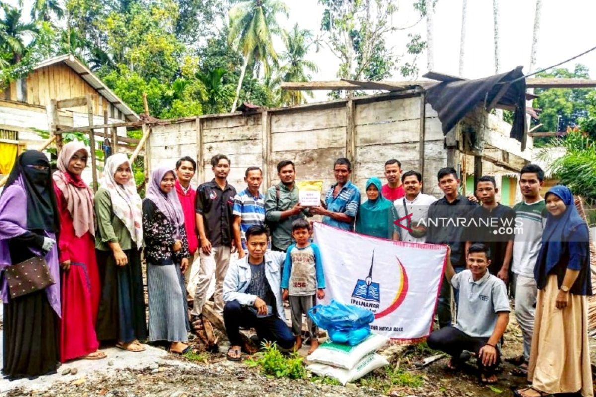 Mahasiswa bantu pembangunan rumah korban badai di  Aceh Barat