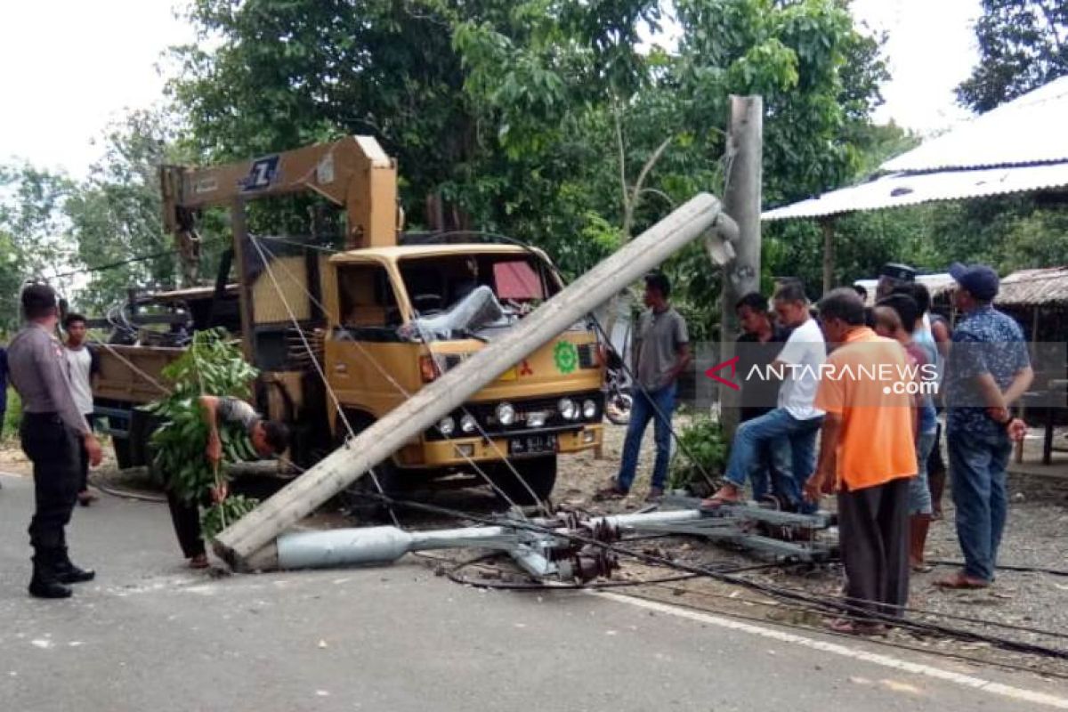 Seorang warga Abdya tertimpa tiang listrik