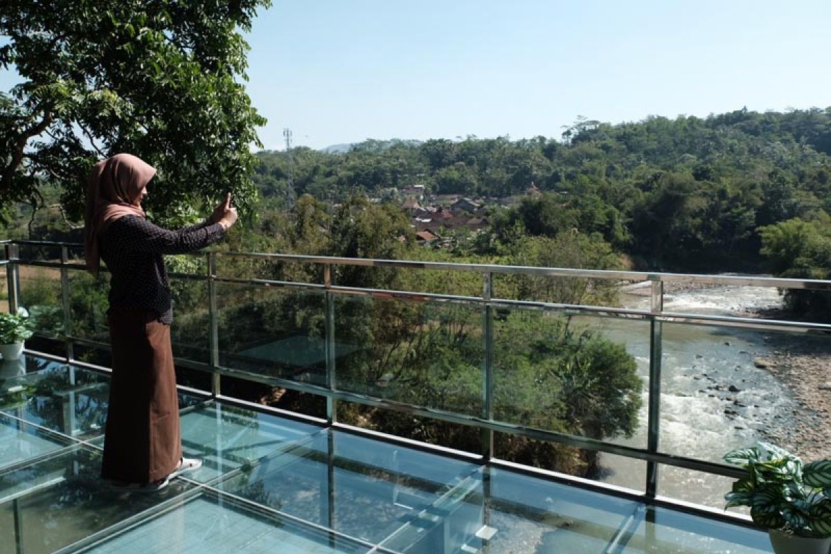 Taman Kyai Langgeng operasikan wahana  jembatan kaca