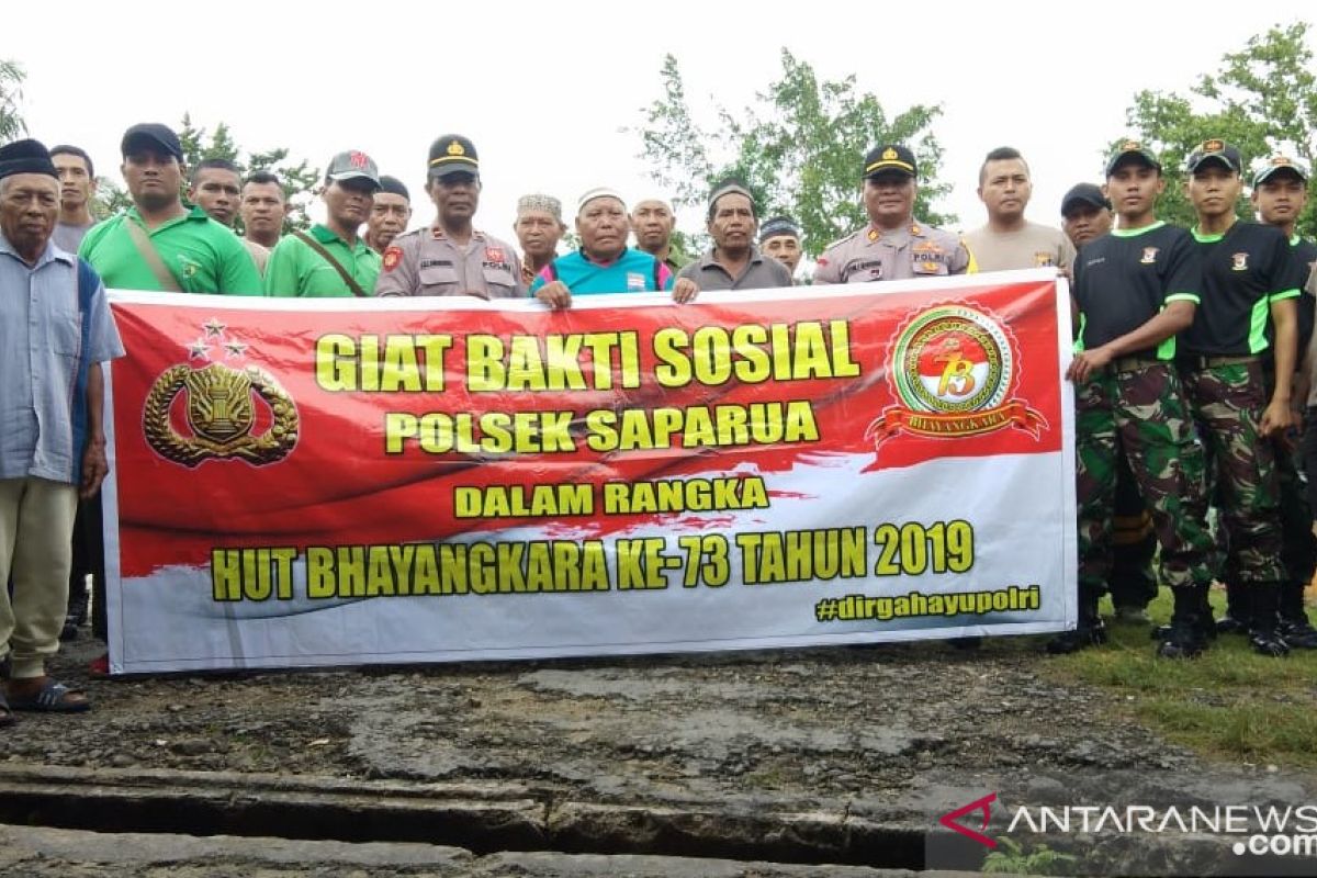 Personil Polsek dan Koramil Saparua bakti sosial di Masjid Kulur