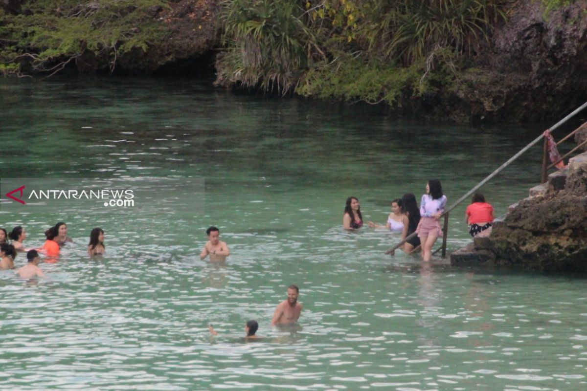 Kemenpar bantu kios cendera mata di objek wisata Danau Weekuri