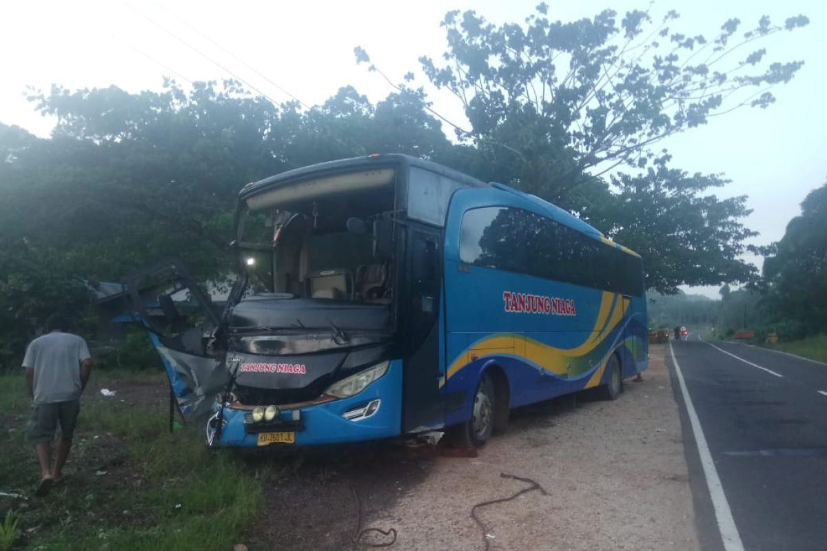 Bus vs truk di Tayan Hilir, satu tewas