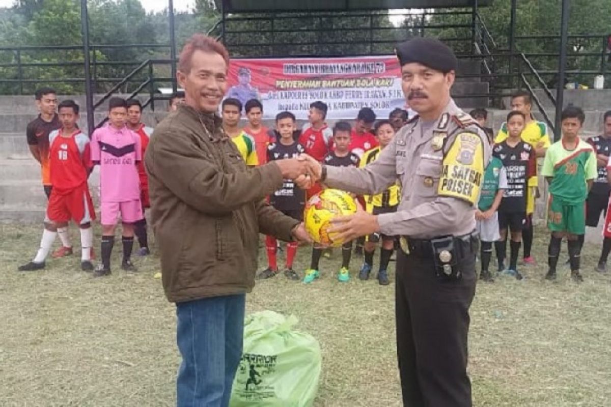 Dua klub sepak bola Nagari Talang terima 10 bola dari Kapolda Sumbar