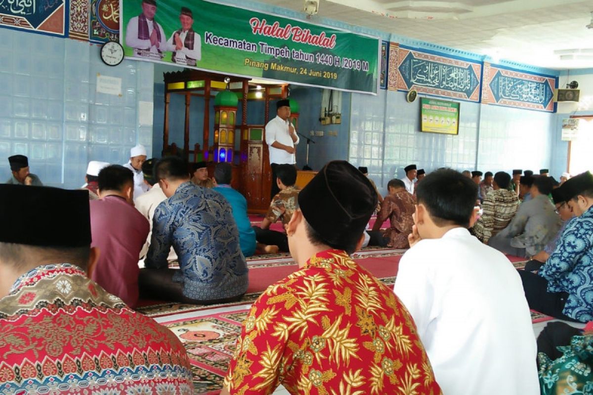 Warga Pinang Makmur sambut hangat bupati