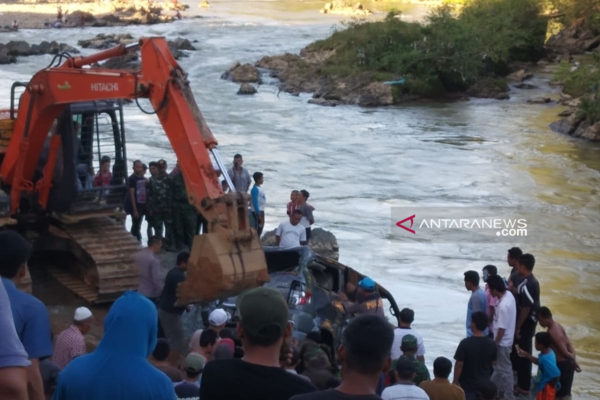 Mobil travel masuk sungai di Madina berhasil dievakuasi