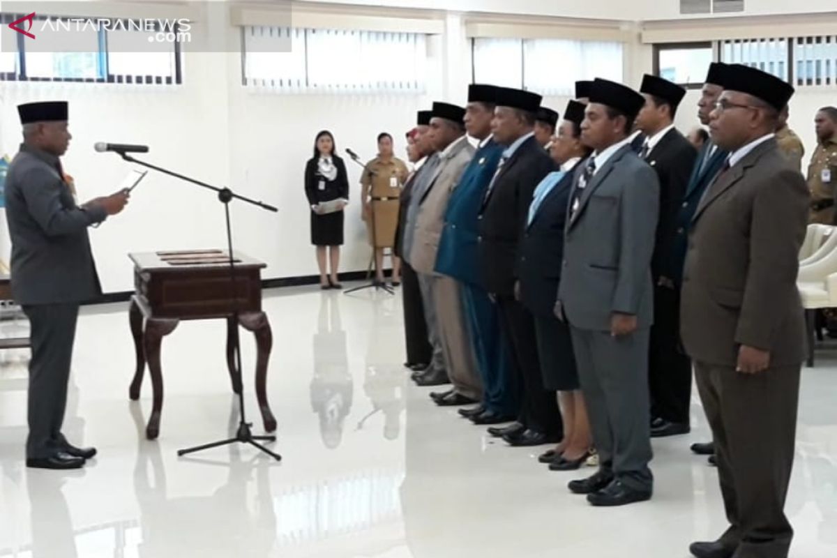 Gubernur Mandacan lantik 13 pejabat baru