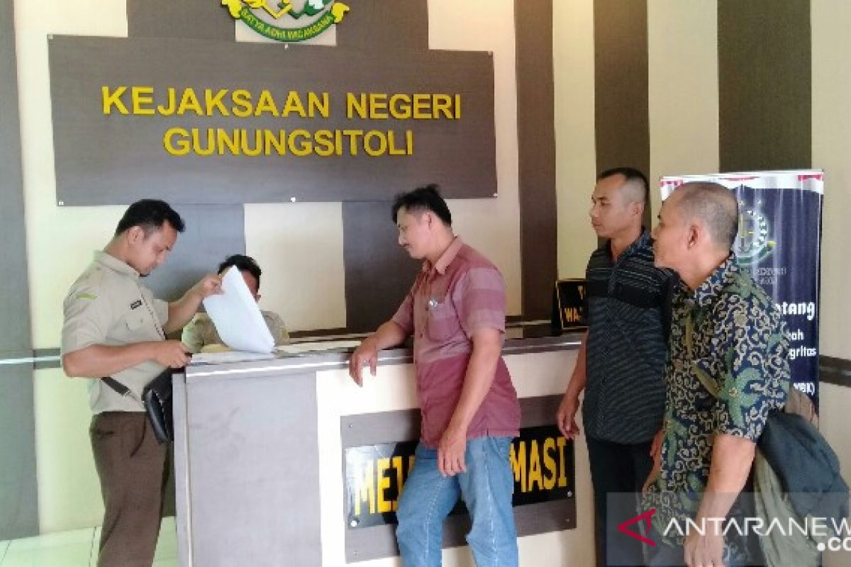 Warga Lolofaoso laporkan korupsi Dana Desa ke Kejari Gunungsitoli