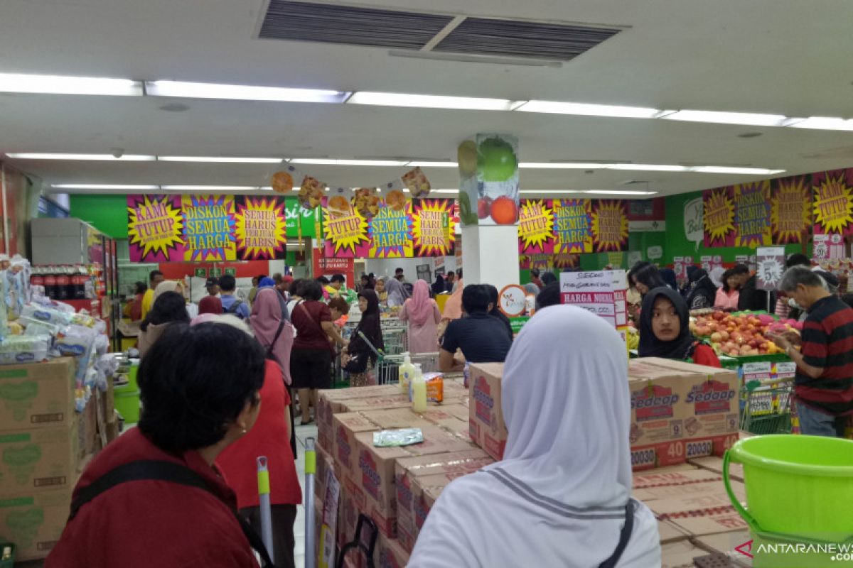 Giant Mampang diserbu ibu- ibu di hari kedua diskon penutupan gerai