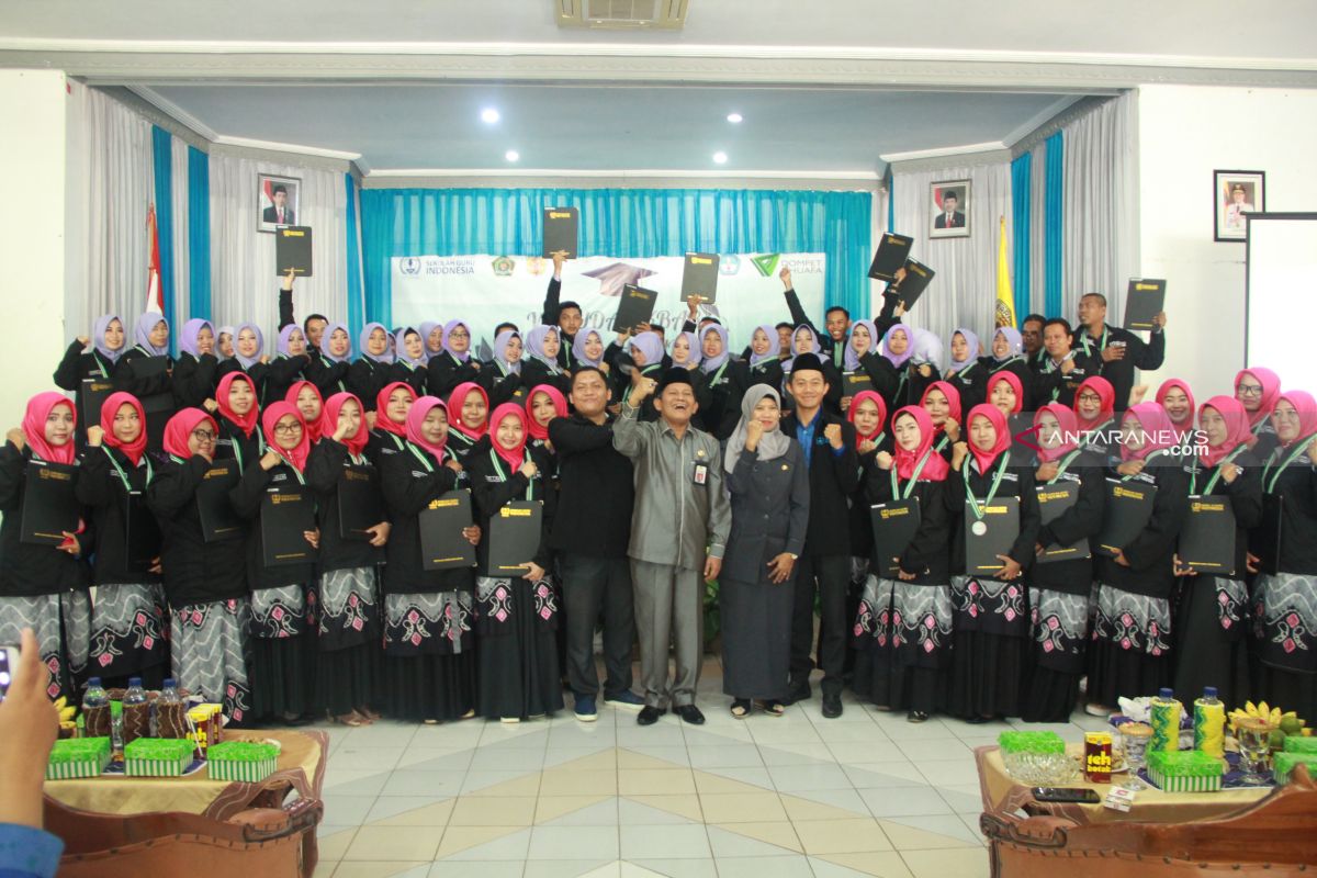 Sekda HST mewisuda peserta sekolah guru Indonesia