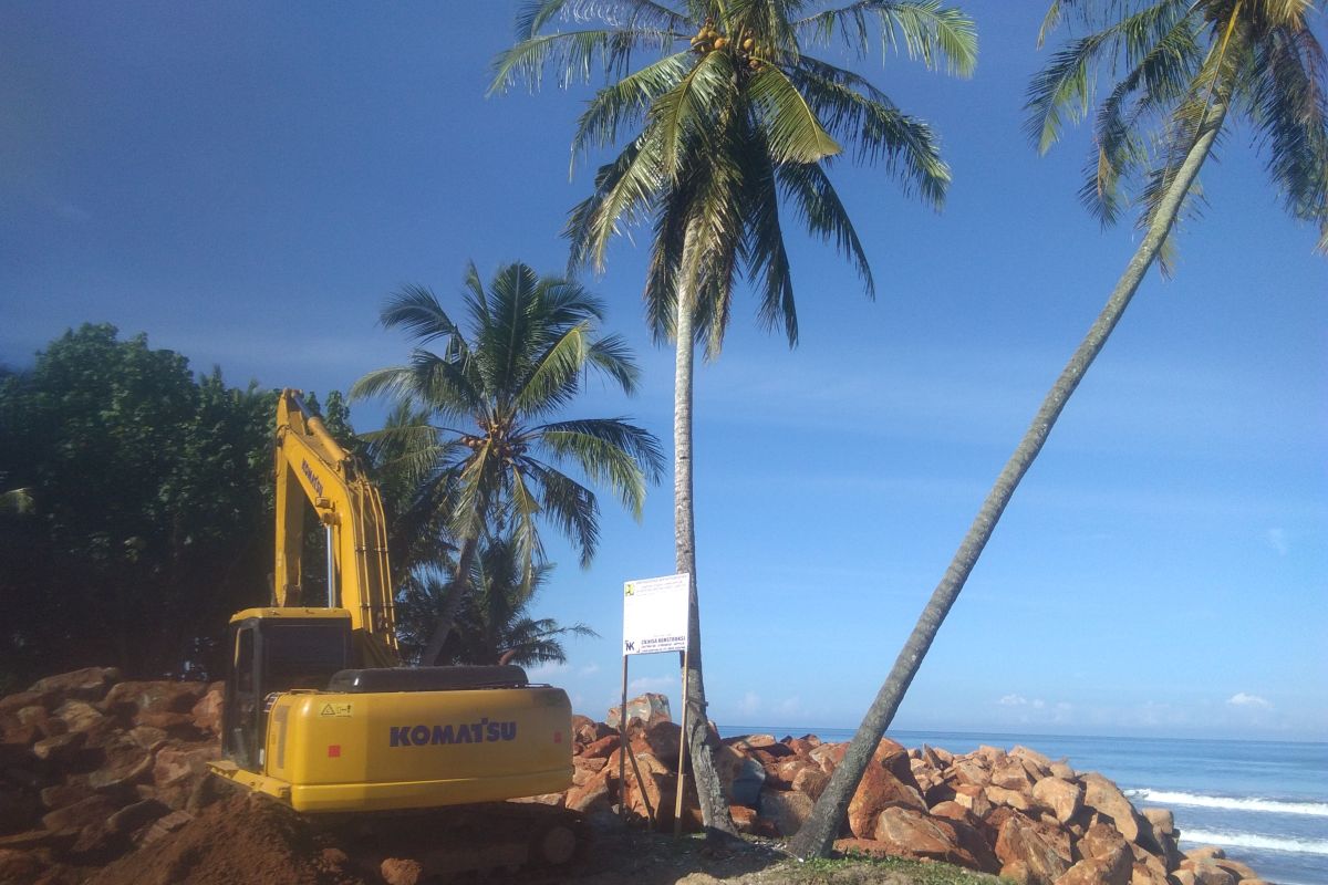 Pesisir Selatan lanjutkan pemasangan batu penahan ombak di Pantai Kambang