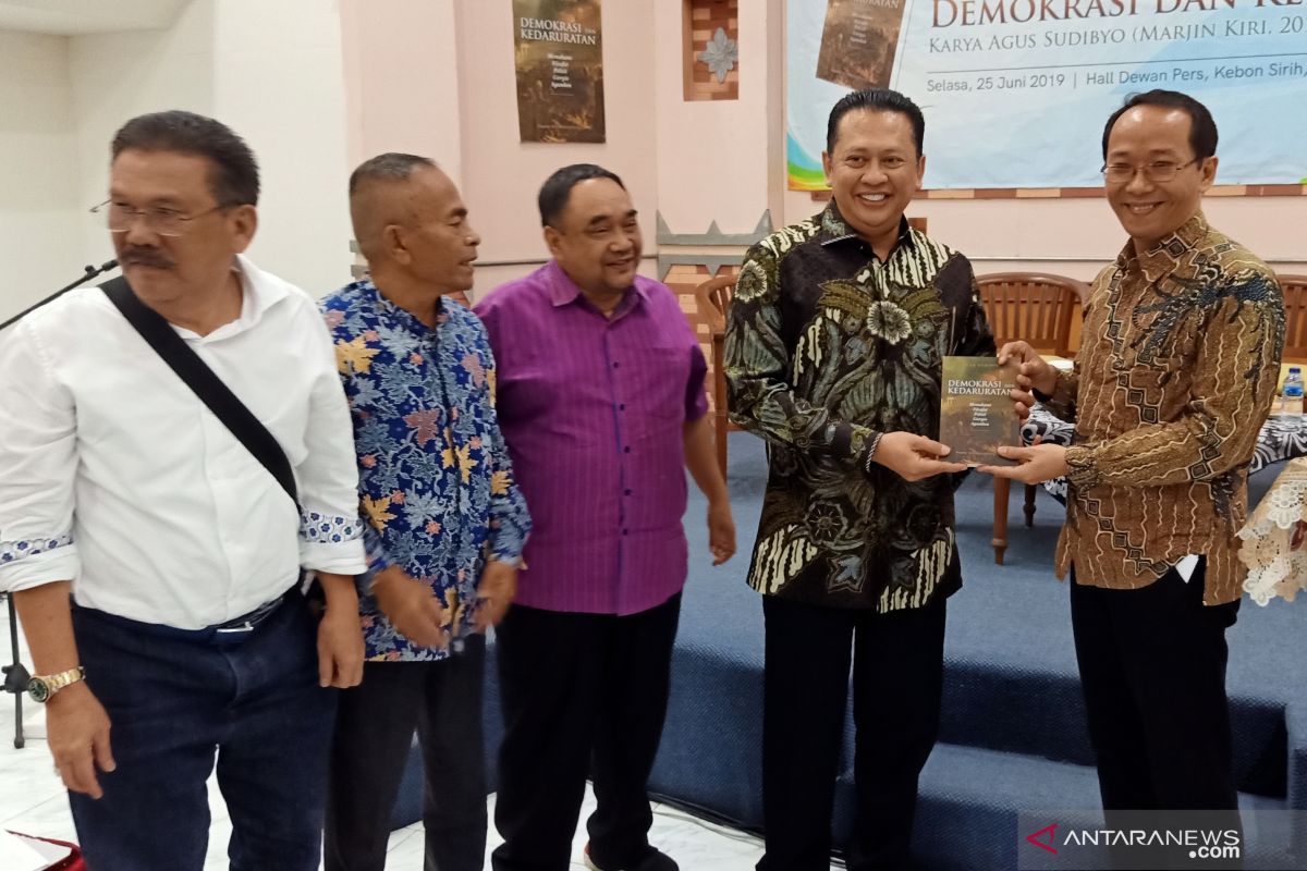 Anggota Dewan Pers luncurkan buku "Demokrasi dan Kedaruratan"